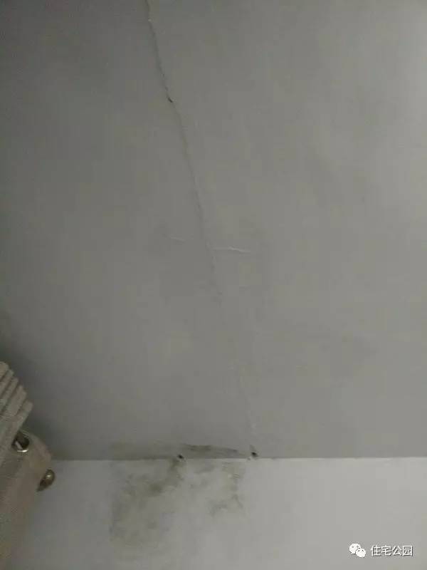 房顶漏水可以铺瓷砖补救吗,房顶漏水从里面补