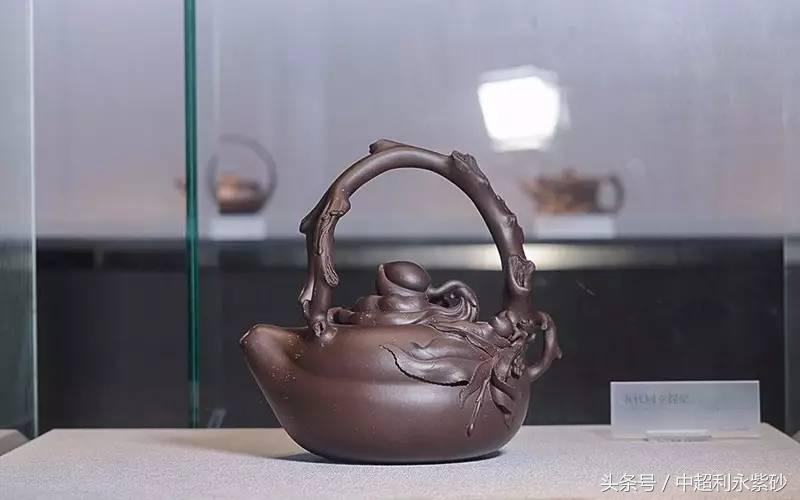 敬佩!一把提梁被拍出368万!众人都要订制此壶,她却说……