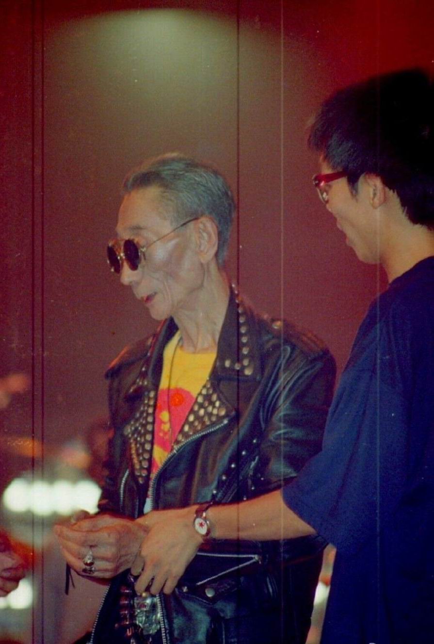 晚年马三立幽默感已深入骨髓，最爱读书写字，题写天津“名流茶馆”保存至今