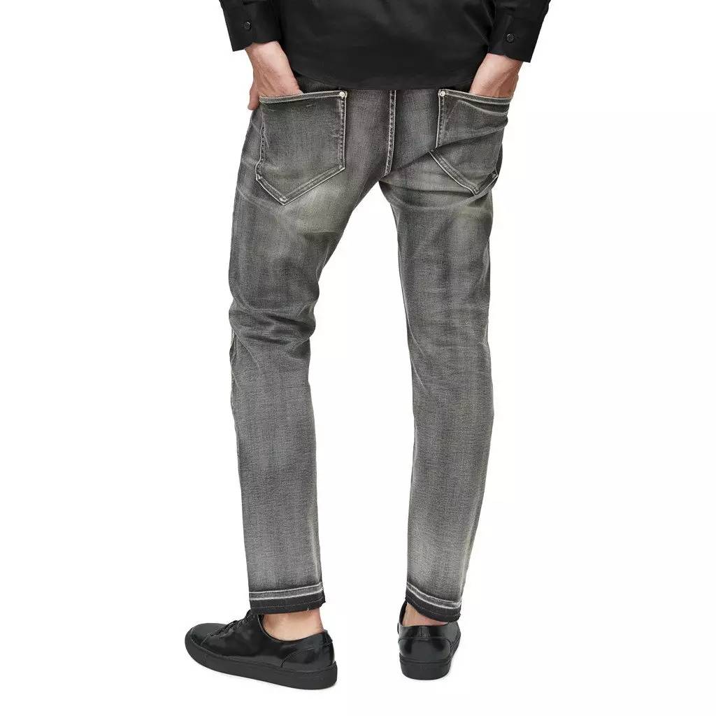 别争了，至少在牛仔裤这件事上，C罗肯定比梅西强