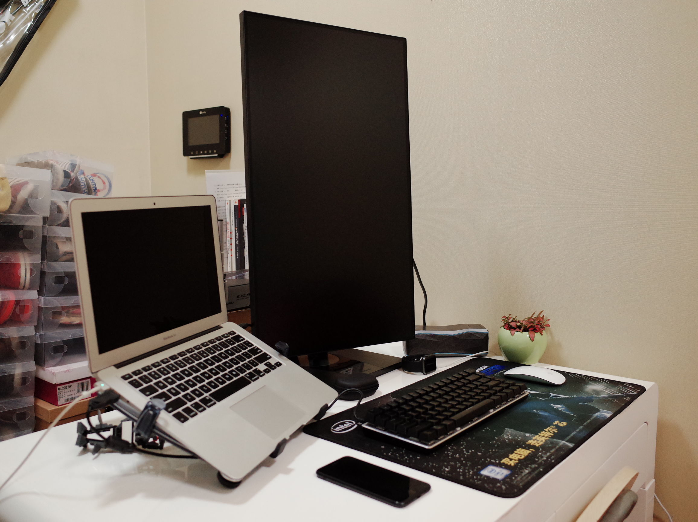 当笔记本*党**一直以为mac就是机制的时候，一定是忽略了显示器还有这样一种打开方式，外挂显示器的完整体验