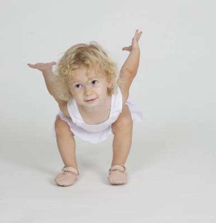 不要给小朋友吃太多容易肠套叠,容易引起肠套叠的动作