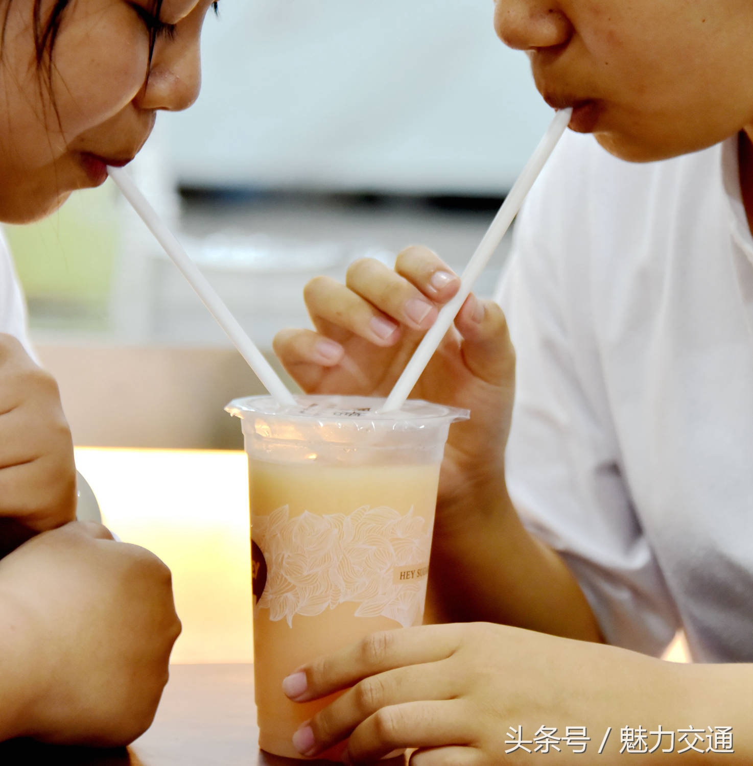 清凉一夏酷暑来袭,清凉一夏送冷饮视频