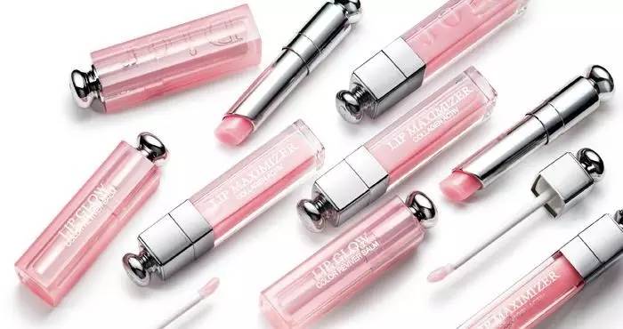 为什么美妆博主的口红都要涂出去 (美妆博主和普通人涂口红哪个好)