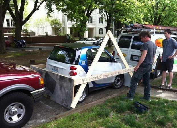 宝马车主停车被堵直接叫挪车,一辆车霸占两个公共车位