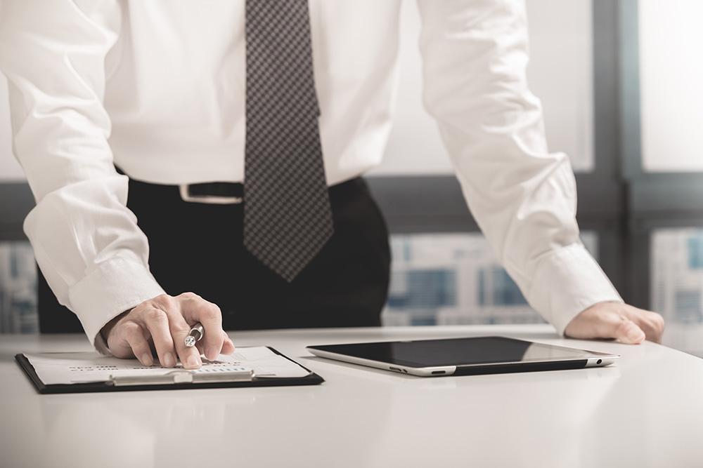 职场遇到暴脾气老板怎么办,职场老板发怒视频素材