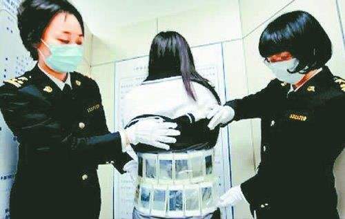 老外拎着苹果袋子来中国，只为买小米手机，网友：厉害了我的国！