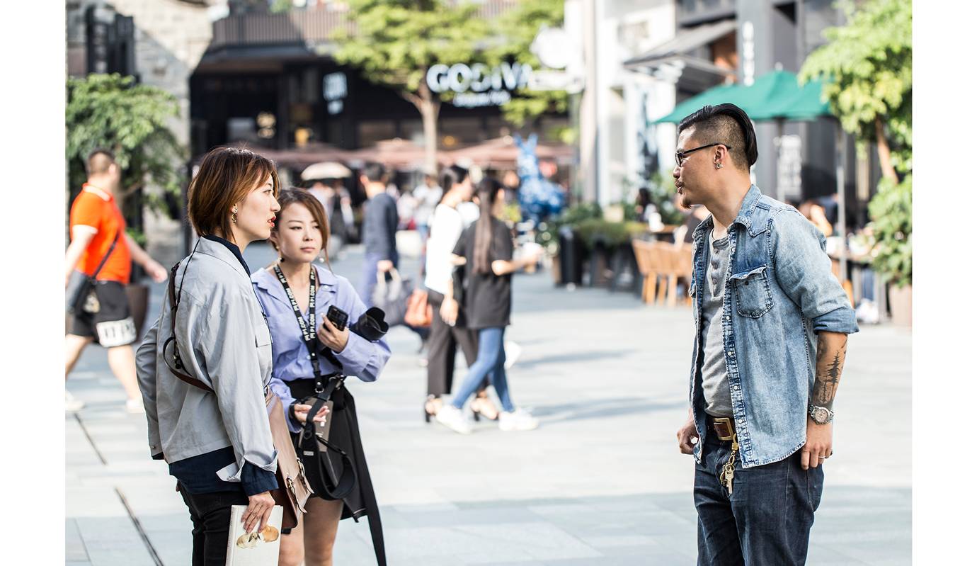 有这样一群摄影师，他们在街头用相机记录了成都人的时尚进化