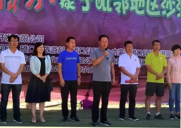 “纳林湖杯”沙滩足球赛激战乌兰布和沙漠