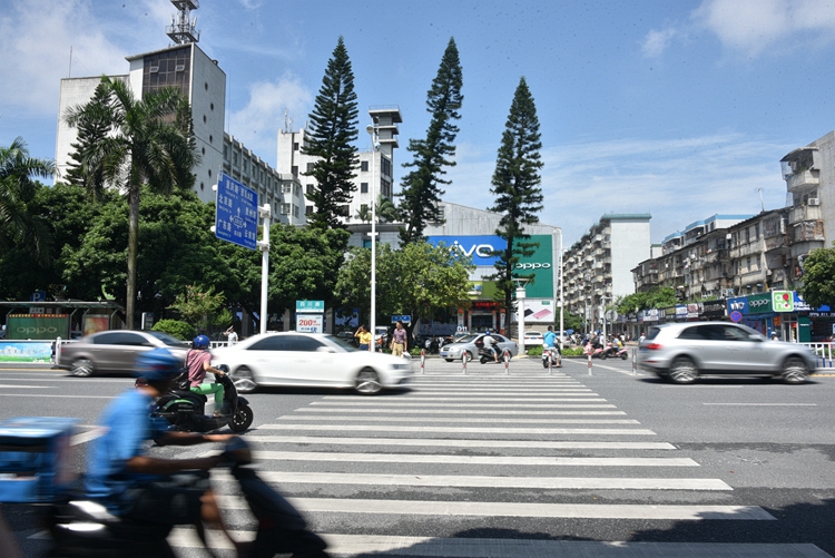 北海不礼让行人不扣分的视频,广西北海礼让行人监测点