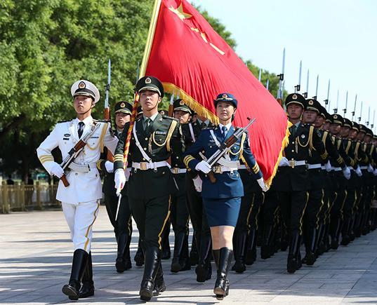 军人的腰板为什么那么直，怎么练成的？