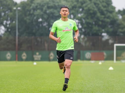 中国男足两大新星确定登陆德甲,国足小将加盟巴萨