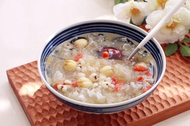 痛经别只说多喝水，美容养颜银耳汤的做法，不管男女生多滋补才好
