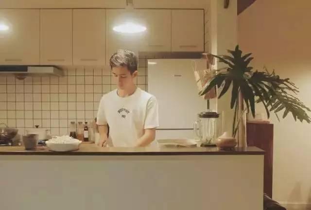 90后帅哥花3000元爆改出租屋后，又买了个破院子