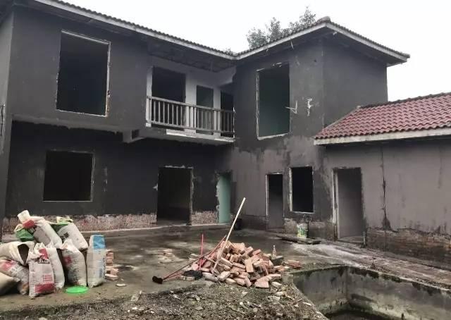 90后帅哥花3000元爆改出租屋后，又买了个破院子