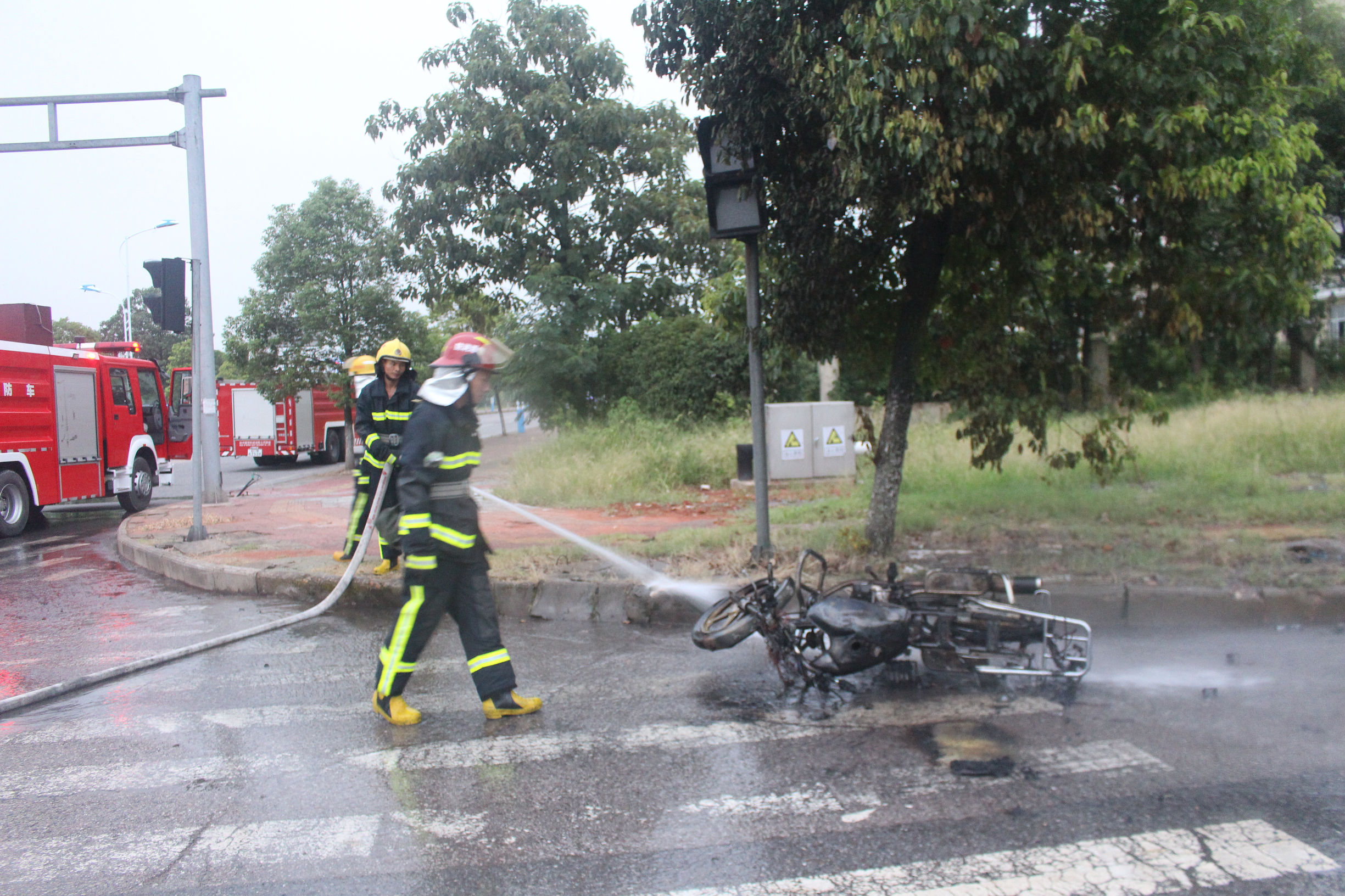 路上突然起火消防队迅速扑灭,摩托车起火民警飞奔救援30秒扑灭