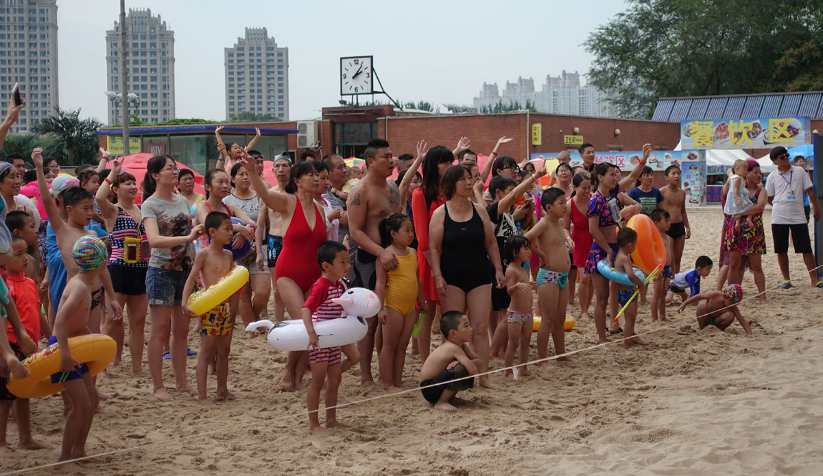 “汪星人”助阵海洋沙滩嘉年华沙足性别大战上演