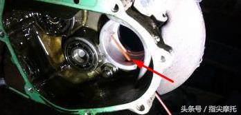 踏板摩托车后轮漏油是怎么处理,踏板摩托车后轮有油渍是什么原因