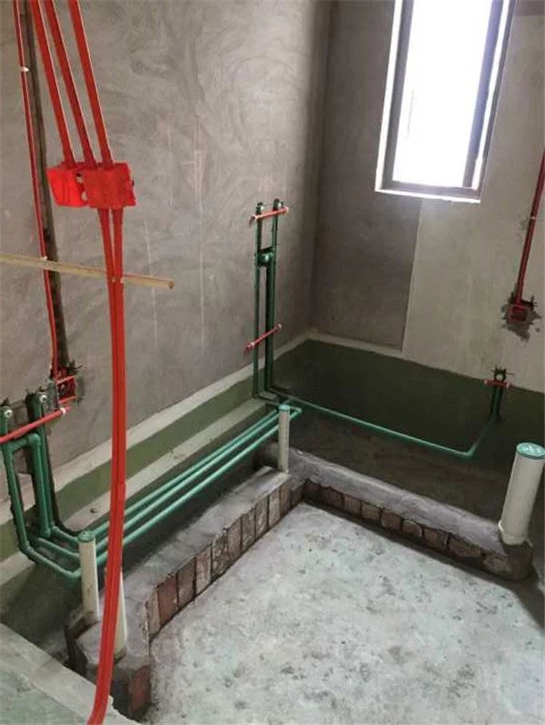 没住2年就爆水管漏电？别被黑心水电工骗了！教你一招安心住一世