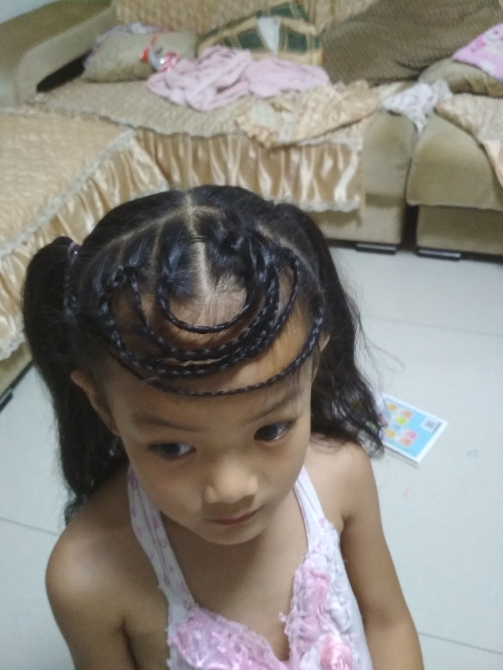 宝宝刘海怎么编起来好看,小孩高额头刘海怎么扎起来好看