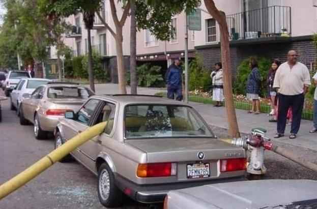 宝马车主停车被堵直接叫挪车,一辆车霸占两个公共车位