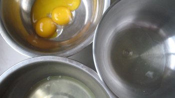 蜗牛壳烘焙之旅：喜爱足球和甜品的看过来，足球蛋糕卷来啦