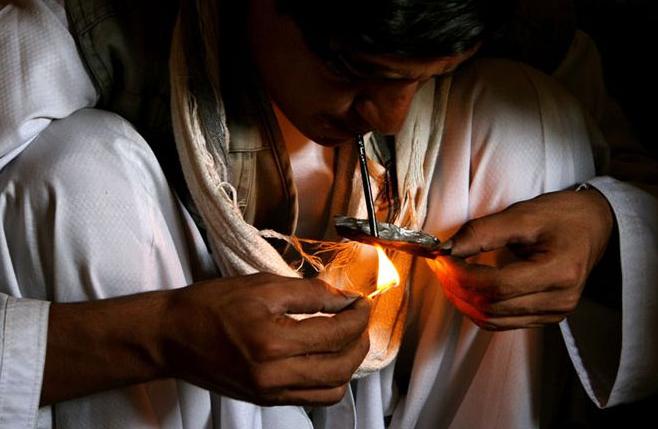 身边的人吸毒怎么办,身边有朋友吸毒怎么办