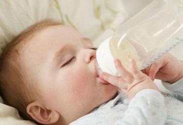 宝宝退烧后拒奶,宝宝洗完澡后发烧哭闹不止