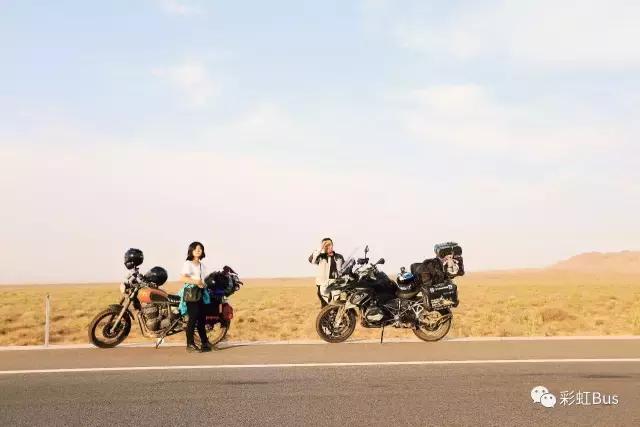 90后情侣骑摩托在额济纳，不小心拉了次最贵的屎