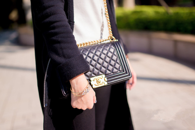 香奈儿小金球包包价格表官网,香奈儿包包好还是lv包包好