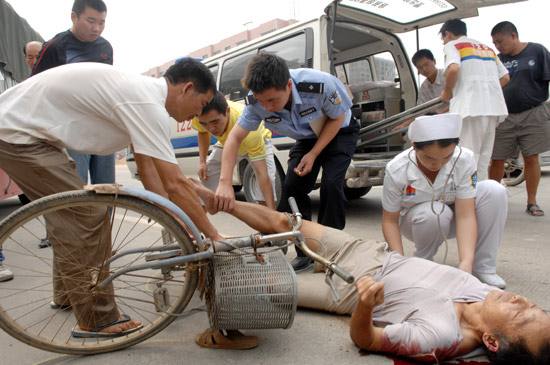 这是谁家的孩子?太危险了!