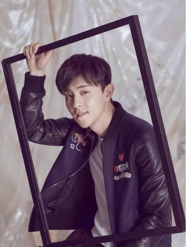 邓伦晒伤胳膊，网友重点跑偏：手毛有点多