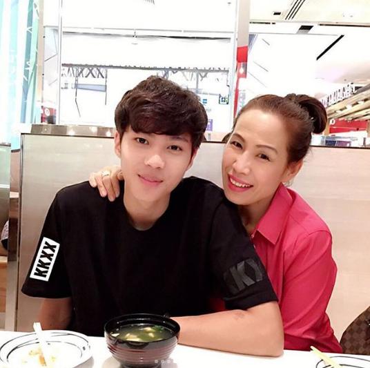 泰国母亲节，来看看泰星与母亲的有爱照片吧！