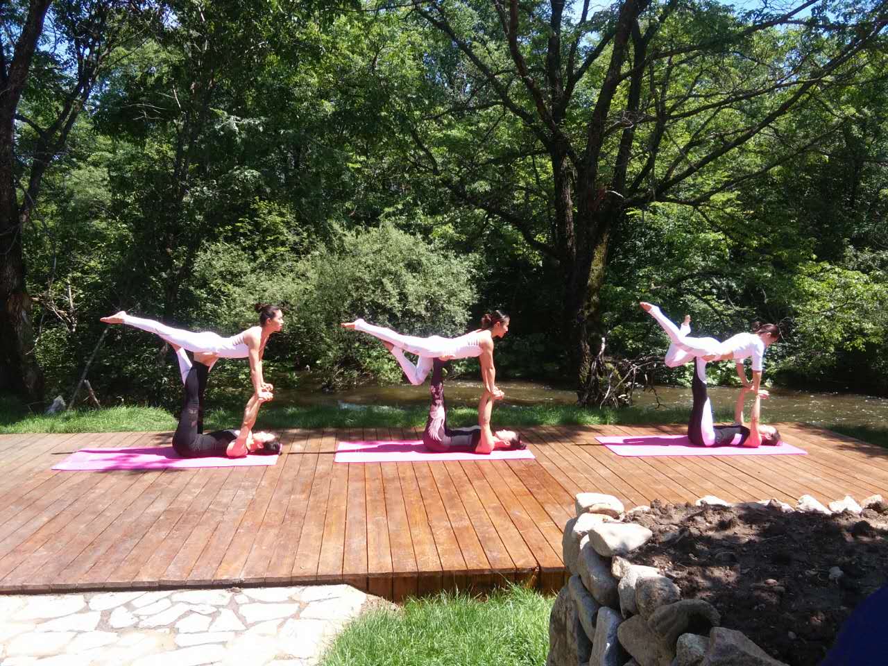 练一节瑜伽课吧让身心放松一下,瑜伽在家练和在瑜伽馆推荐