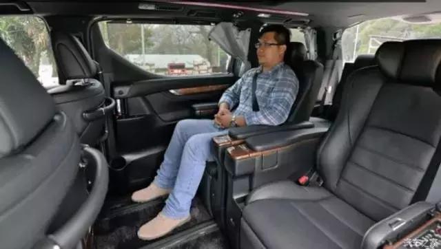 保时捷和奔驰哪个更值得购买,如果给我100万你会怎么选