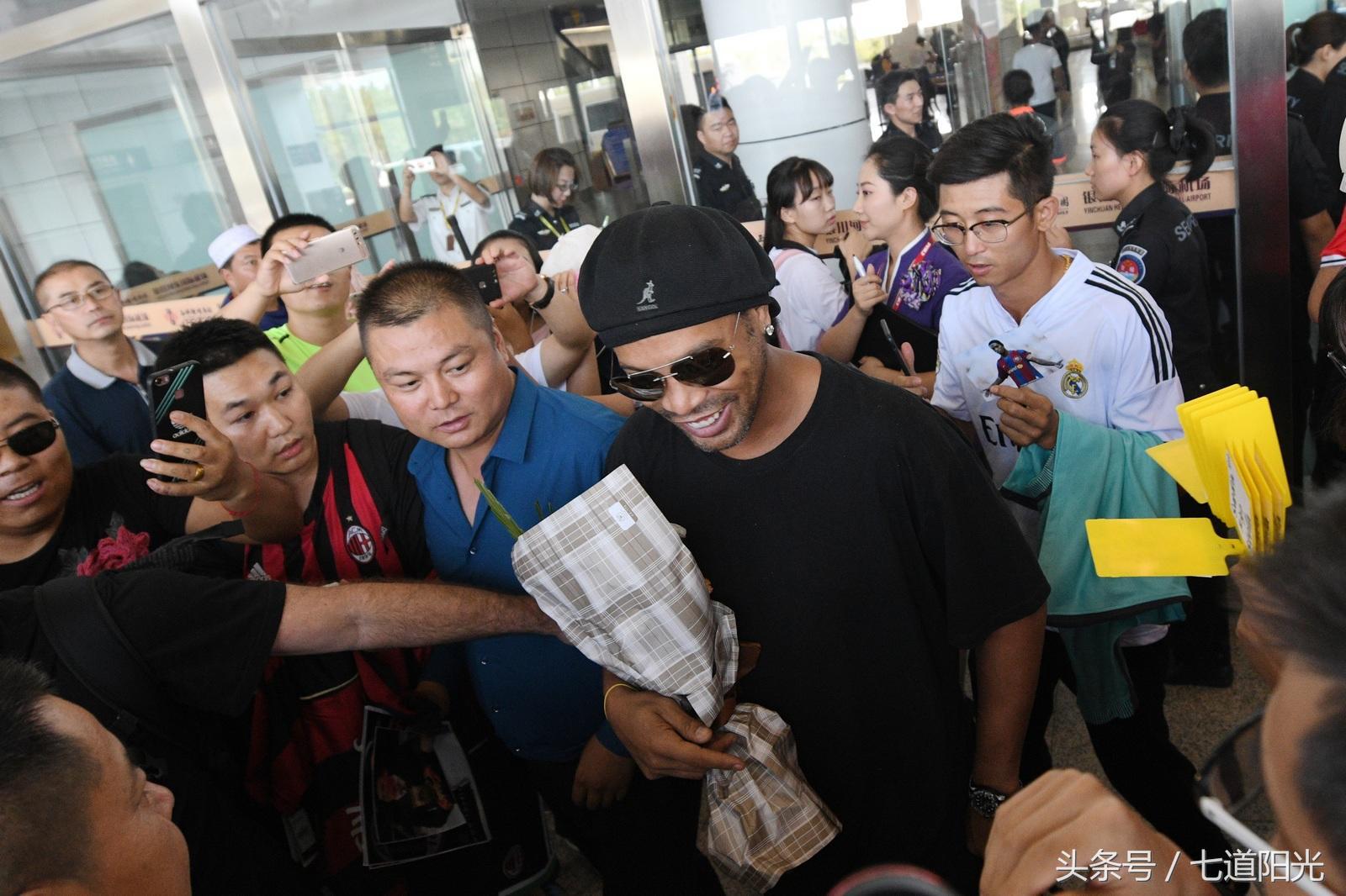 世界足球先生菲戈参加跑男,世界足球先生菲戈接受新华社采访