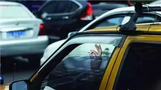 车里抽烟烟味多久能散,开车抽烟不掉烟灰