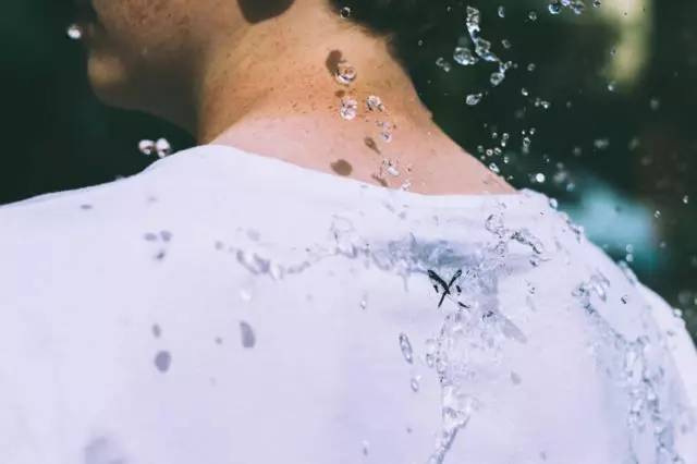 衣服被八四消毒液染了色怎么还原,衣服染了颜色怎么补救