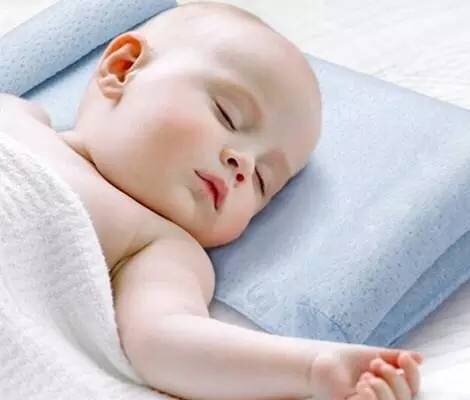 睡觉要枕头——女儿睡觉转圈顺逆时针记