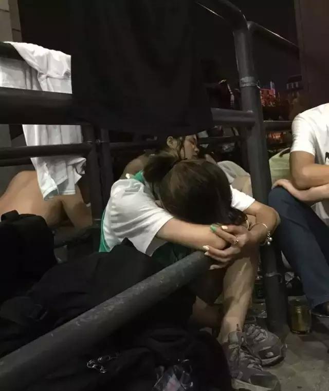 凌晨时导游还不睡，原来一直怪错他们