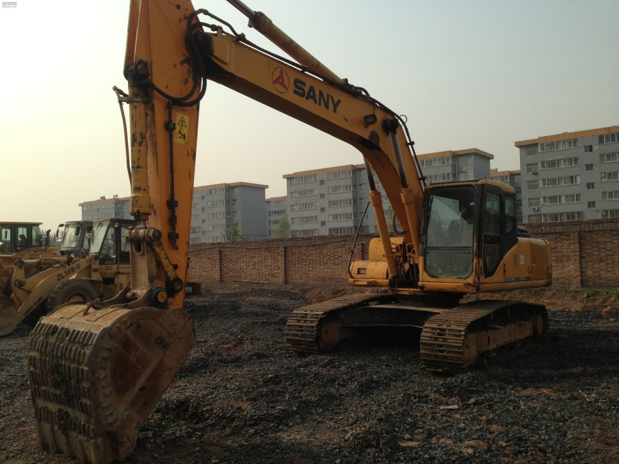 小挖掘机行走跑偏的解决方法,挖掘机行走跑偏怎么调