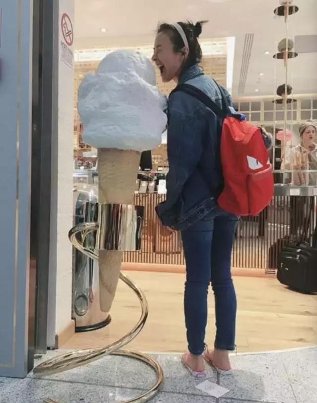 明星尬拍名场面,明星机场撞柱子尬舞