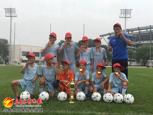 天天都是拿冠军的消息咱*疆新**足球小子就是霸气!