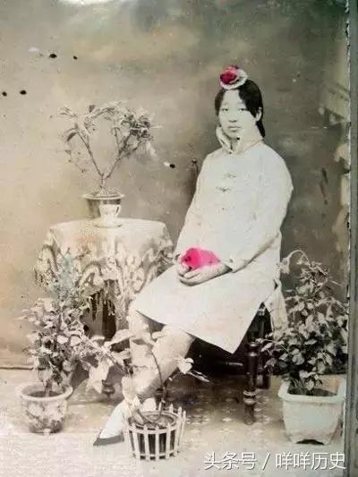 古人为何要给女子裹上小脚,古时候为什么女人要裹小脚