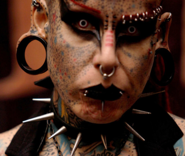 35岁女子整容成“吸血鬼”，头部植入4块钛合金犄角，女儿好怕