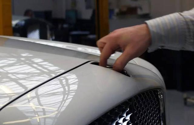 为什么劳斯莱斯的车标永远向上,为什么劳斯莱斯的车标不怕偷呢