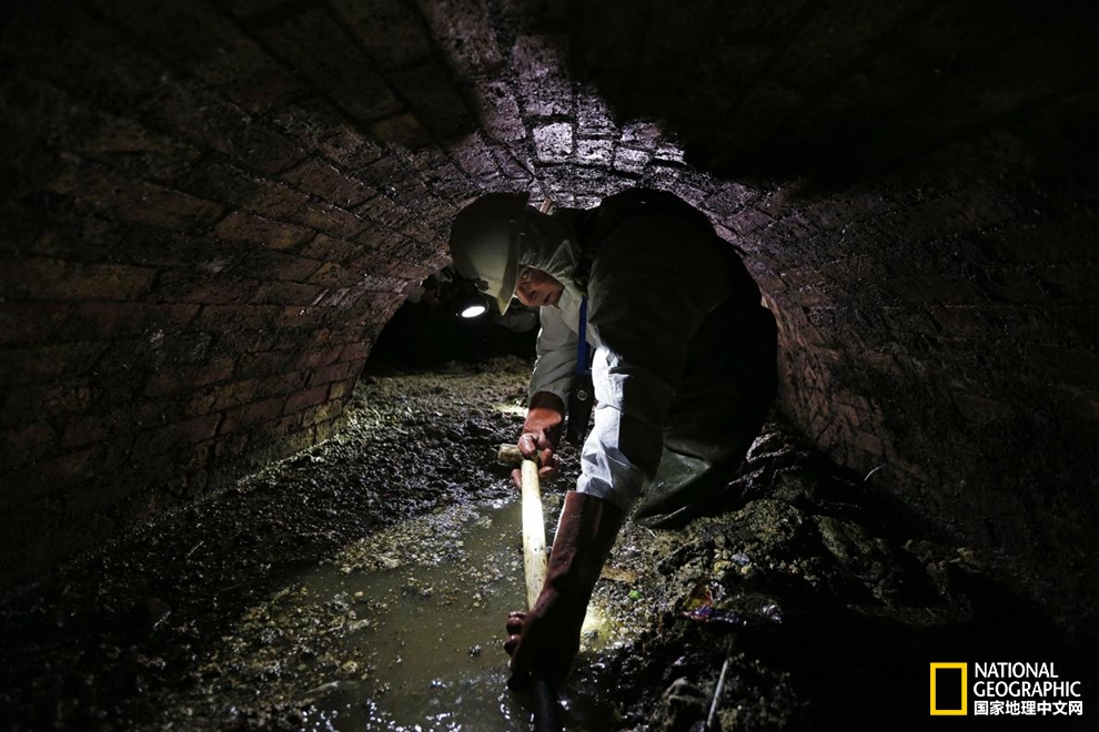 地沟油堵塞下水道,清除管道地沟油