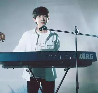 爱豆弹钢琴视频,会弹钢琴的女爱豆