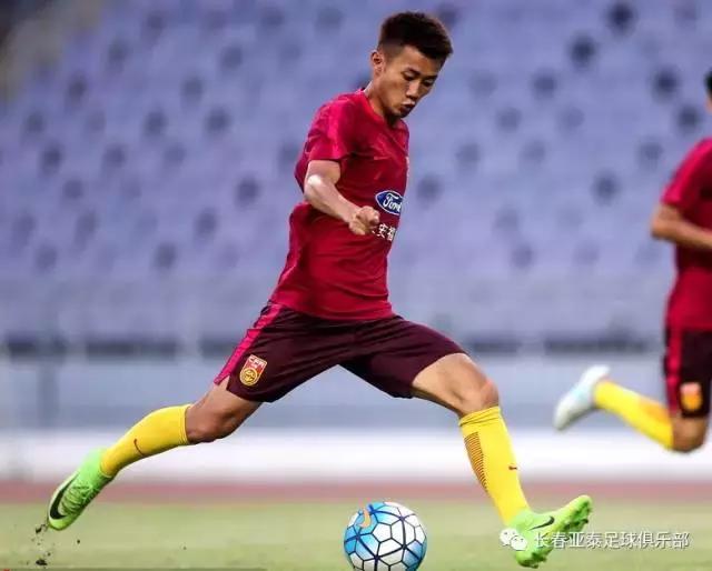 「亚泰青训再丰收」何超首次入选国足周大地入选U22国足