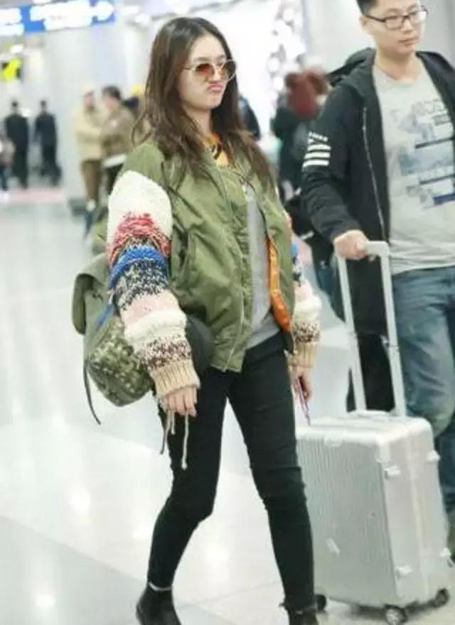 明星尬拍名场面,明星机场撞柱子尬舞